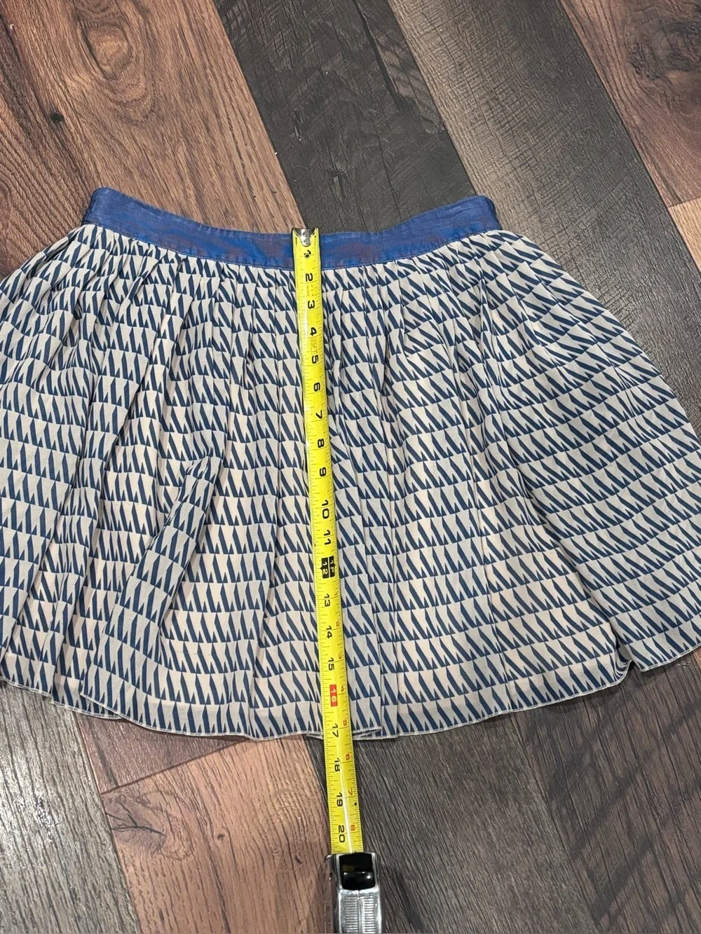 Club Monaco Navy and Beige Mini  Skirt in size 8. Great condition